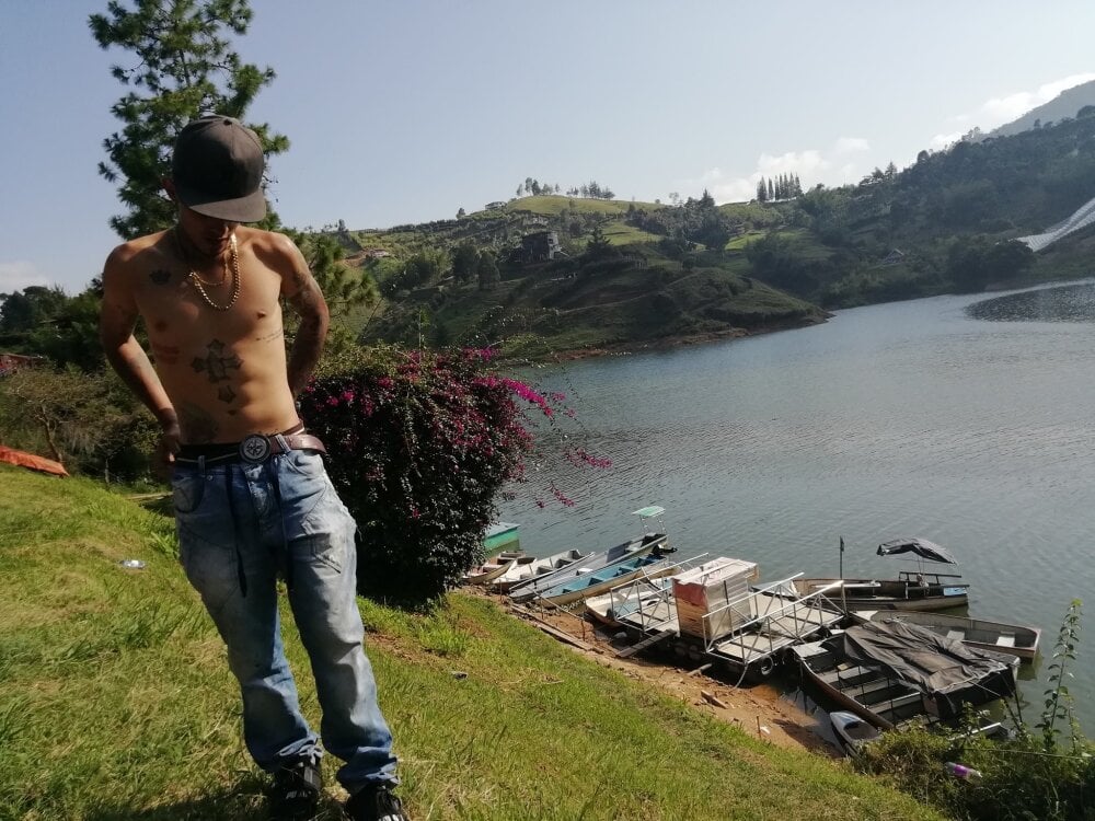 Aronjusting Chatroom