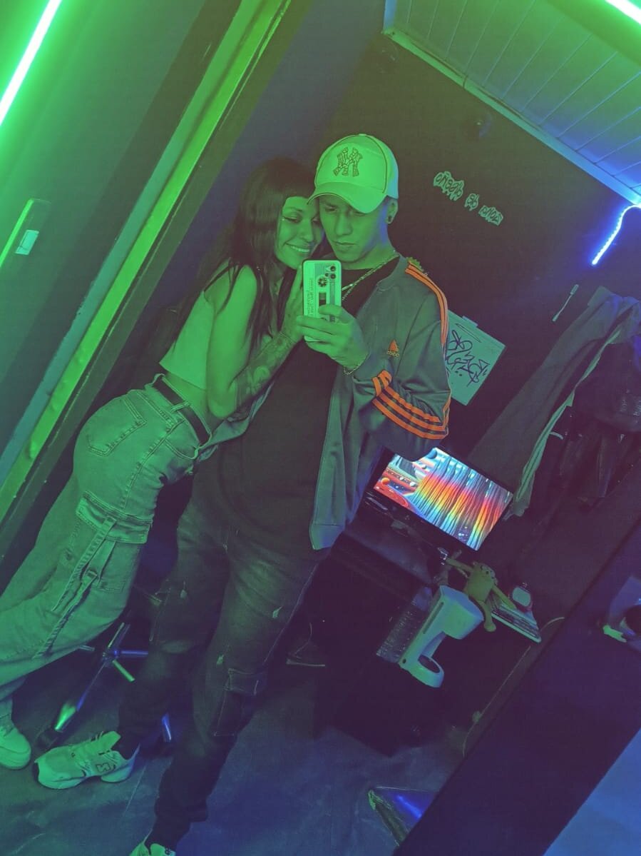 COUPLE25_33 Chatroom