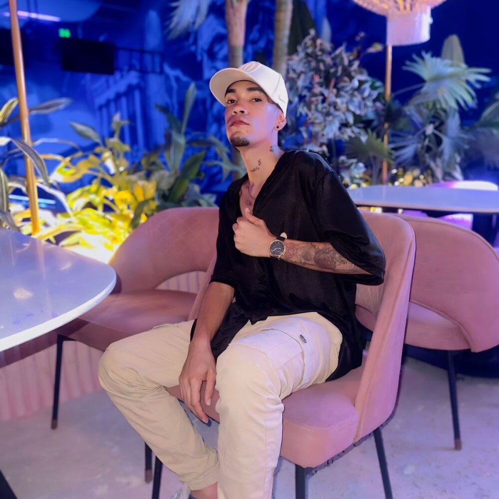 Damian_big_ Chatroom