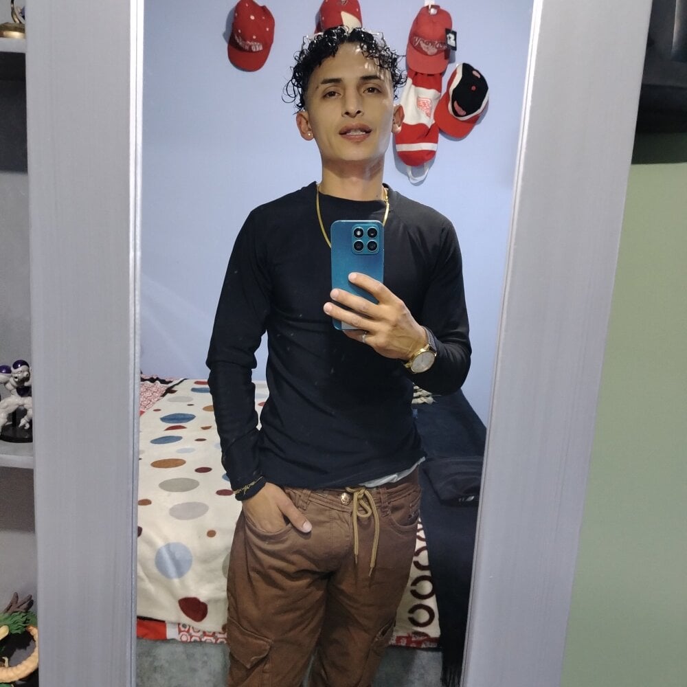 Dani22cmhot Chatroom