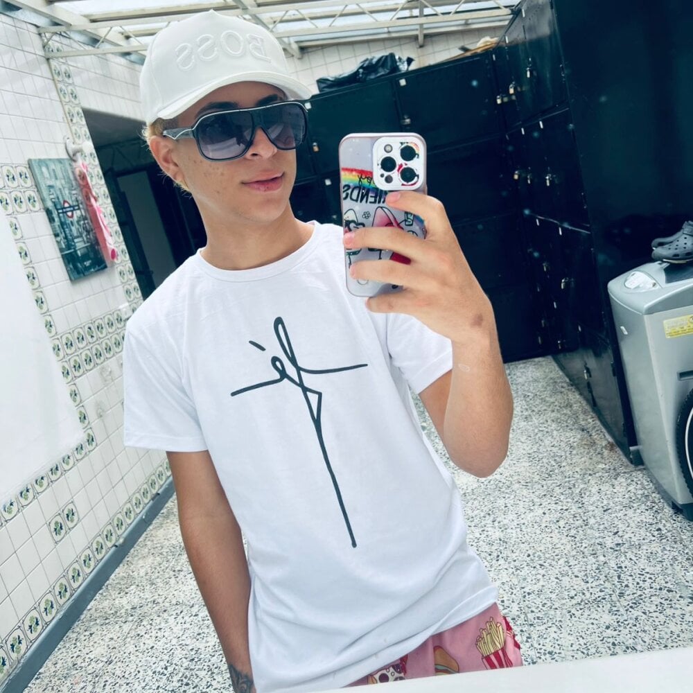 HollmanFronsh Chatroom