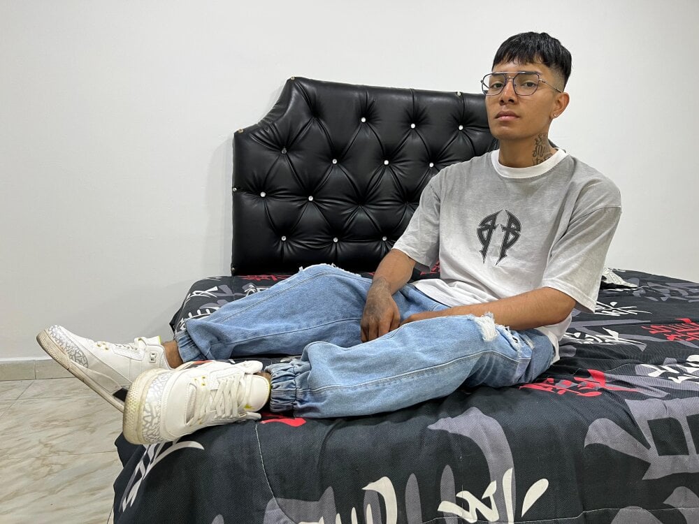 Hunteer_Boy Chatroom