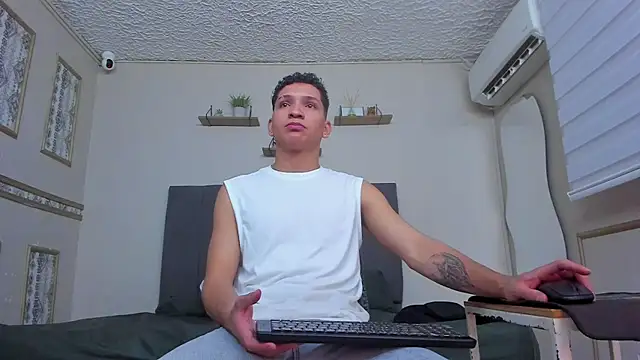 Mike_Twink19 Chatroom