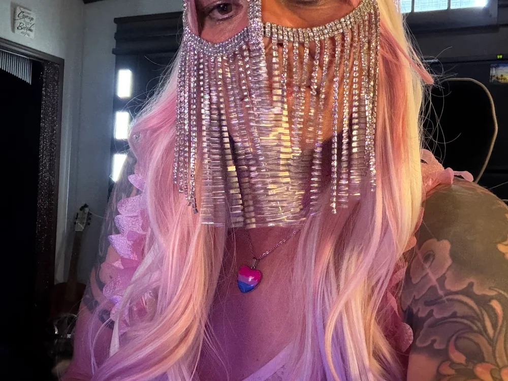 Scarlet-In-Pink Chatroom