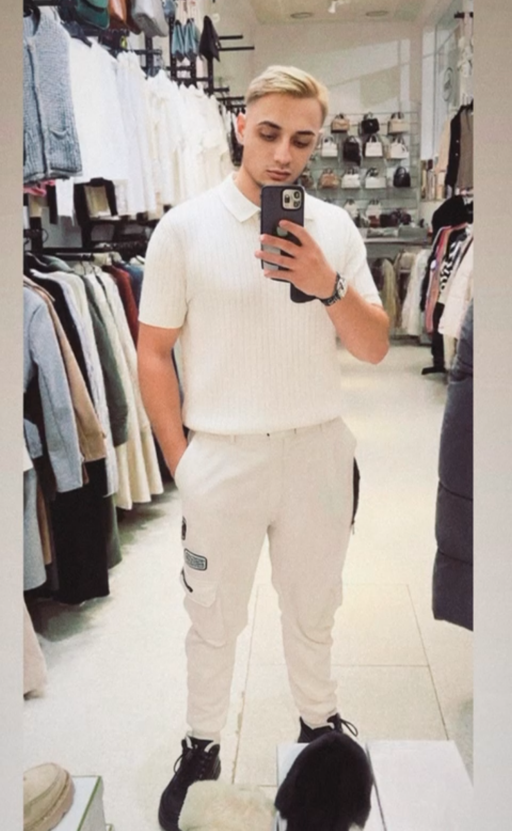 SpyingTouching Chatroom