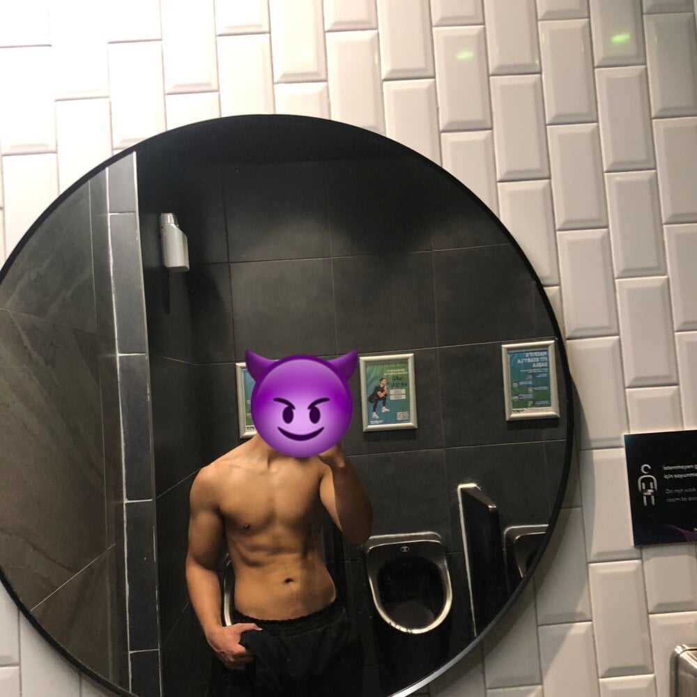 TurkishHotBoyy Chatroom