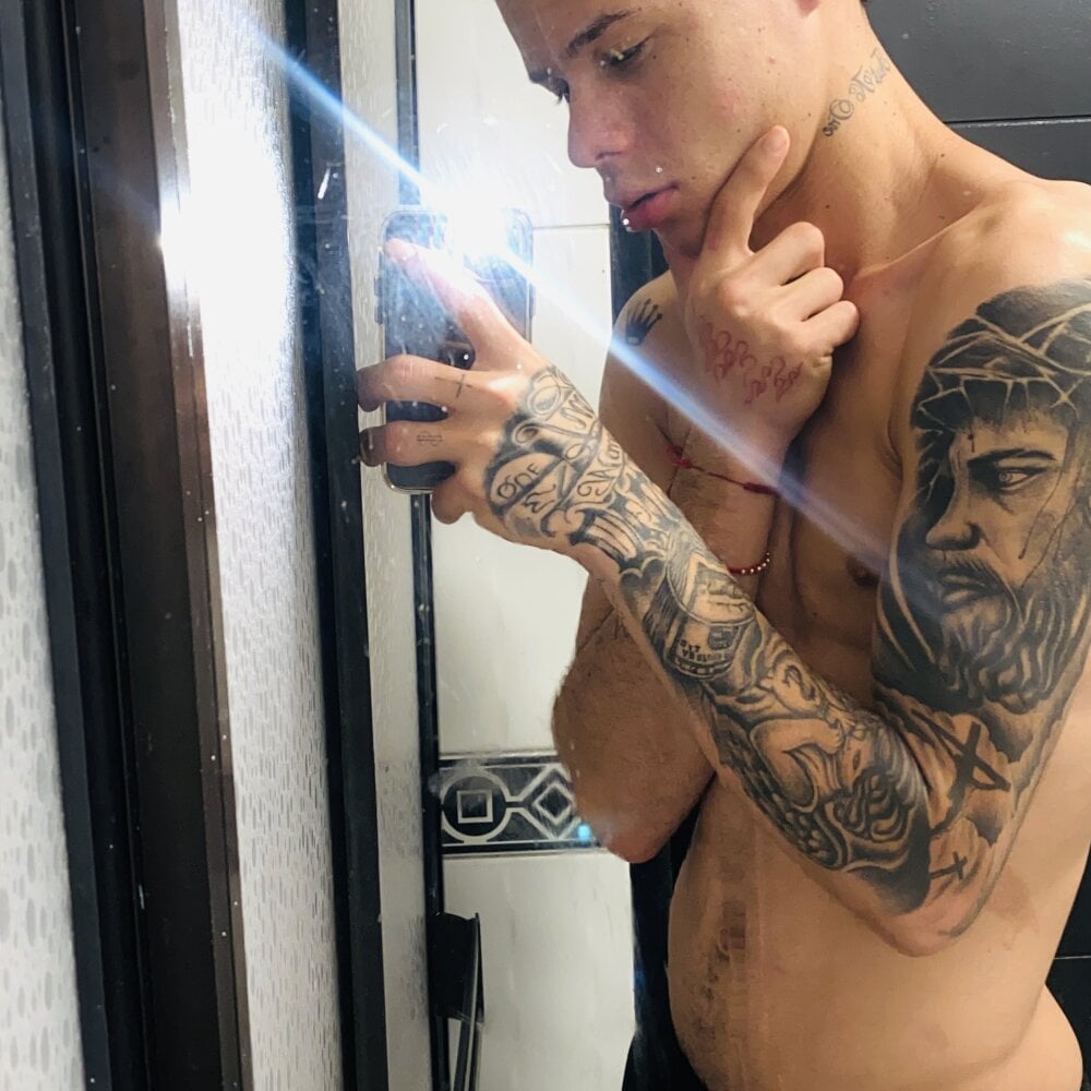 Zeus_Bigcock21 Chatroom