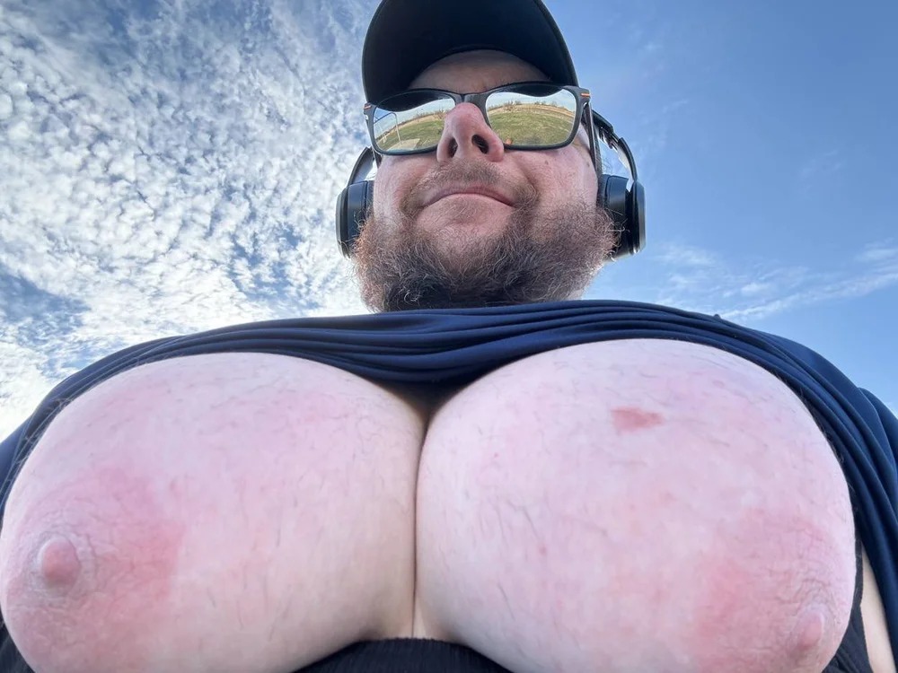 hugemanbreasts Chatroom
